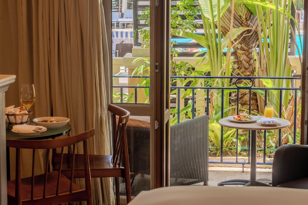 Habitación Superior con 2 camas individuales, terraza y vistas al jardín del hotel Sofitel Legend Santa Clara Cartagena. Foto 6