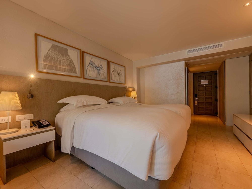 Habitación Superior con 2 camas individuales, terraza y vistas al jardín del hotel Sofitel Legend Santa Clara Cartagena. Foto 9