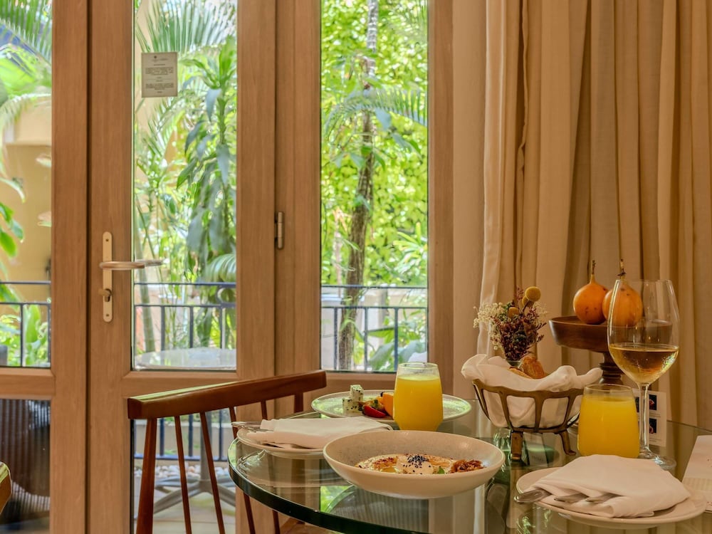 Habitación Superior con 2 camas individuales, terraza y vistas al jardín del hotel Sofitel Legend Santa Clara Cartagena. Foto 10