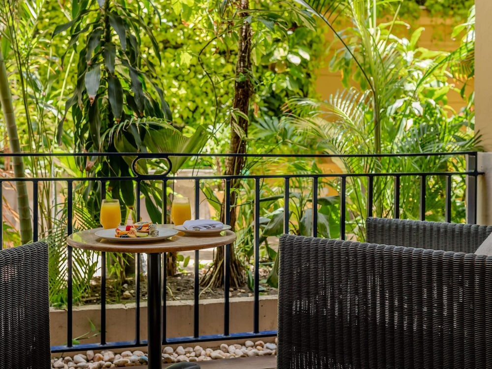 Habitación Superior con 2 camas individuales, terraza y vistas al jardín del hotel Sofitel Legend Santa Clara Cartagena. Foto 12