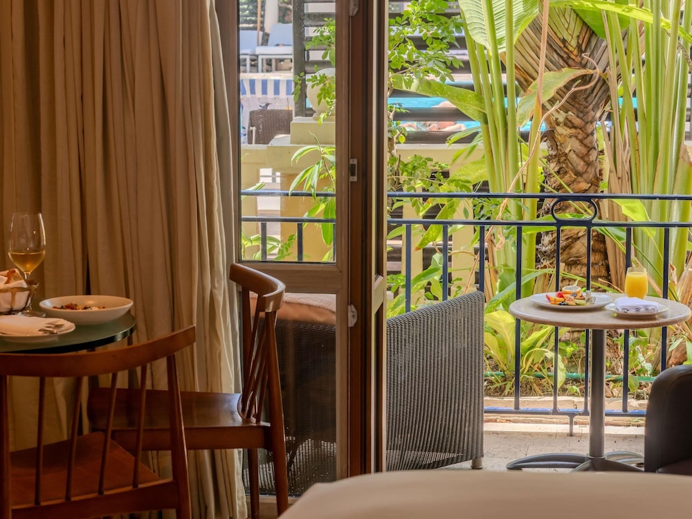 Habitación Superior con 2 camas individuales, terraza y vistas al jardín del hotel Sofitel Legend Santa Clara Cartagena. Foto 14