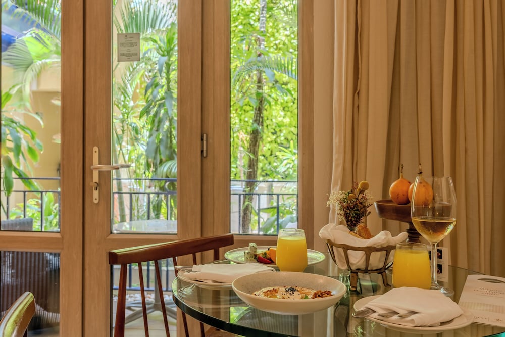 Habitación Superior con 2 camas individuales, terraza y vistas al jardín del hotel Sofitel Legend Santa Clara Cartagena. Foto 20