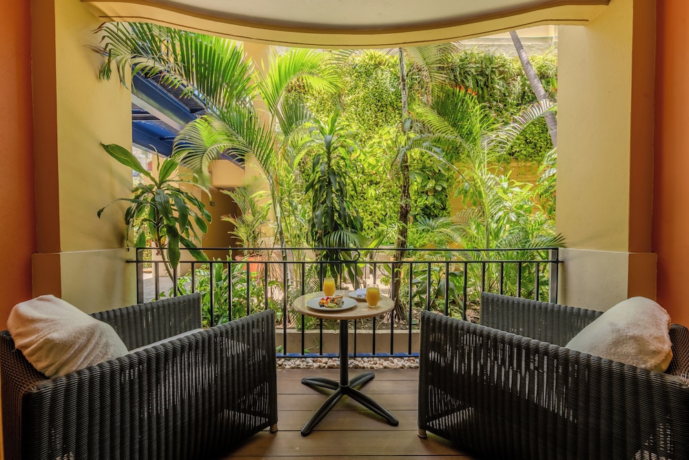 Habitación Superior con 2 camas individuales, terraza y vistas al jardín del hotel Sofitel Legend Santa Clara Cartagena. Foto 23