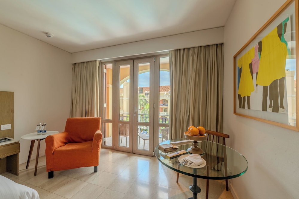 Habitación Superior con 1 cama king size, balcón y vistas a la piscina del hotel Sofitel Legend Santa Clara Cartagena. Foto 1