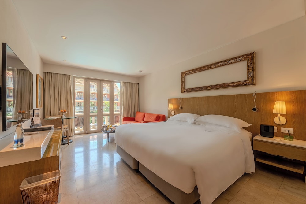 Habitación Superior con 1 cama king size, balcón y vistas a la piscina del hotel Sofitel Legend Santa Clara Cartagena. Foto 3