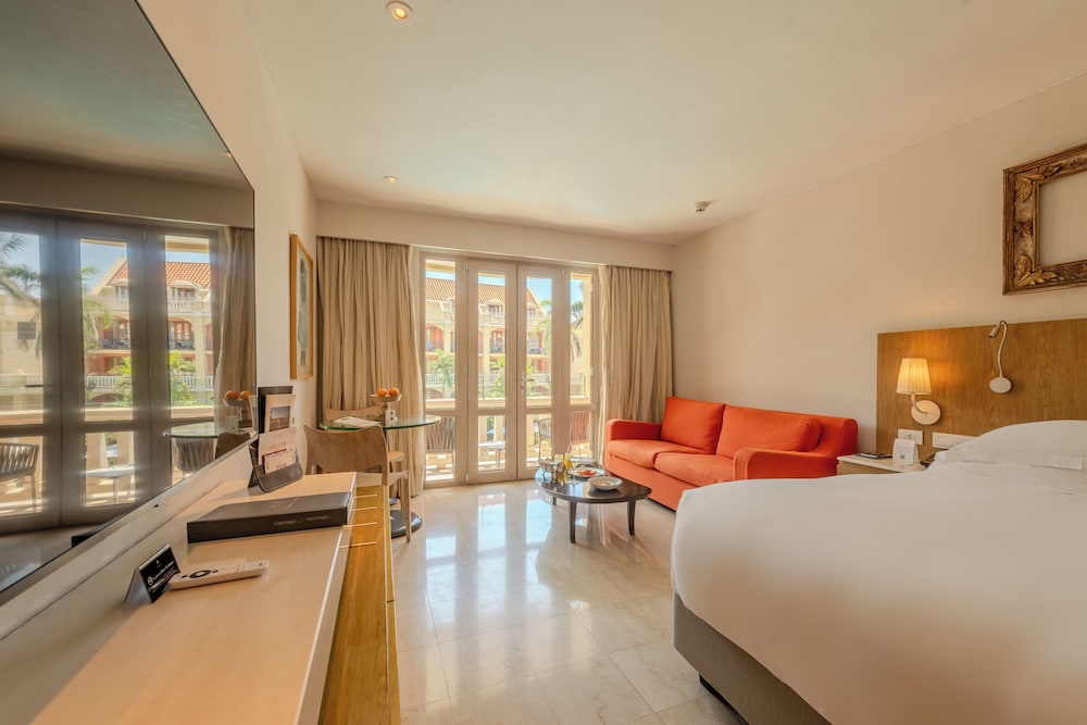 Habitación Superior con 1 cama king size, balcón y vistas a la piscina del hotel Sofitel Legend Santa Clara Cartagena. Foto 4