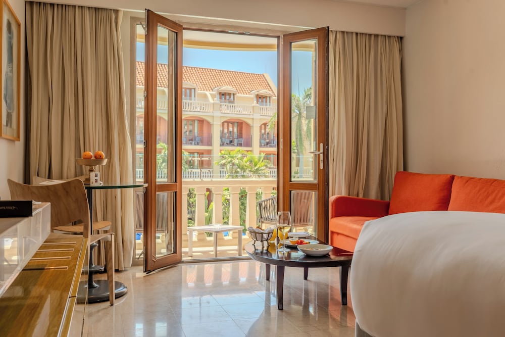Habitación Superior con 1 cama king size, balcón y vistas a la piscina del hotel Sofitel Legend Santa Clara Cartagena. Foto 5