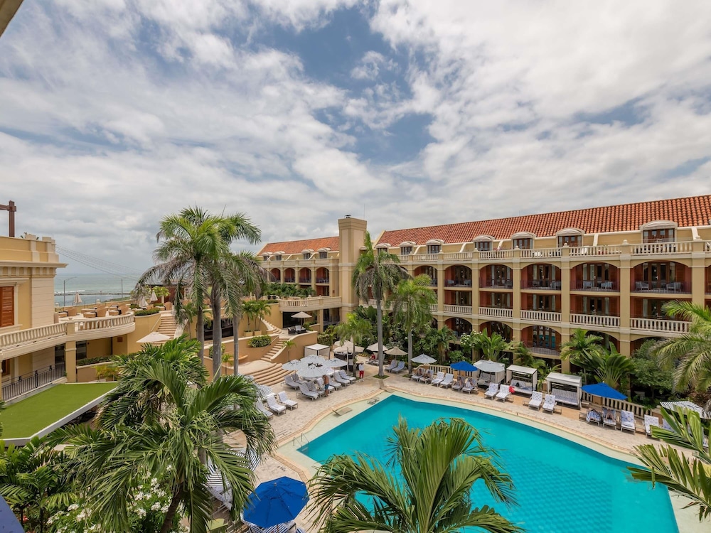 Habitación Superior con 1 cama king size, balcón y vistas a la piscina del hotel Sofitel Legend Santa Clara Cartagena. Foto 12