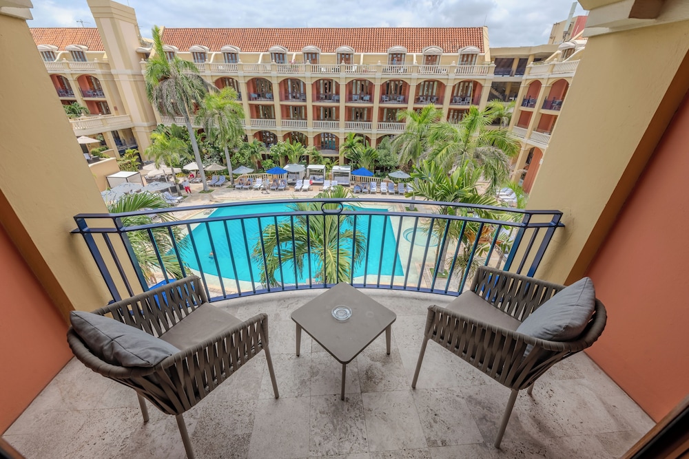 Habitación Superior con 2 camas individuales, balcón y vistas a la piscina del hotel Sofitel Legend Santa Clara Cartagena. Foto 1