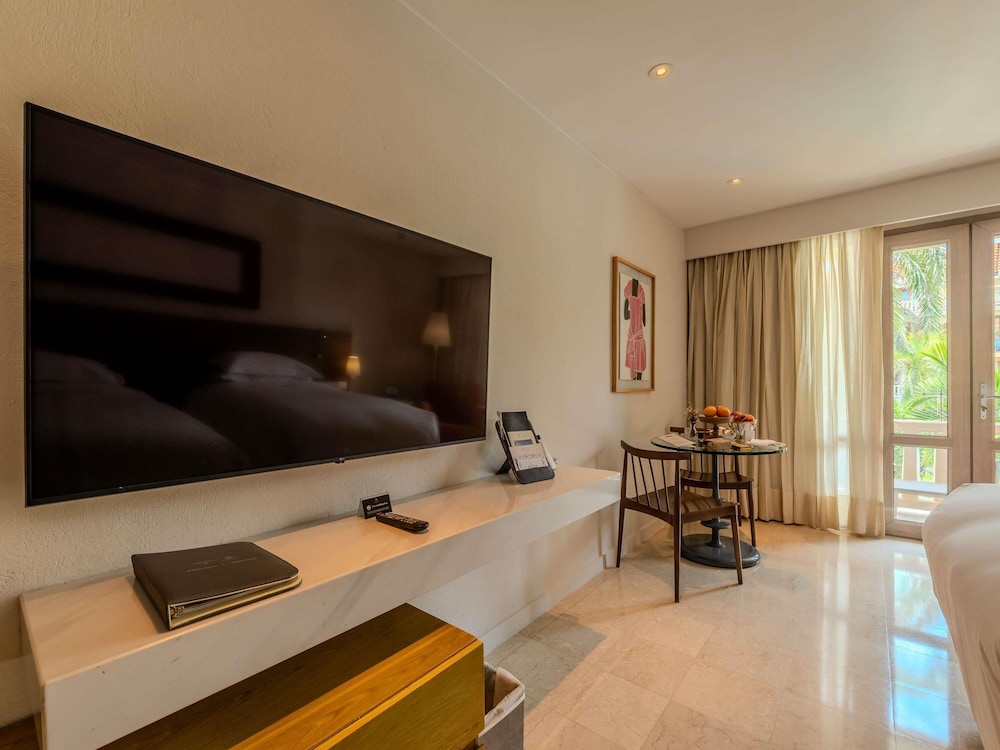 Habitación Superior con 2 camas individuales, balcón y vistas a la piscina del hotel Sofitel Legend Santa Clara Cartagena. Foto 2