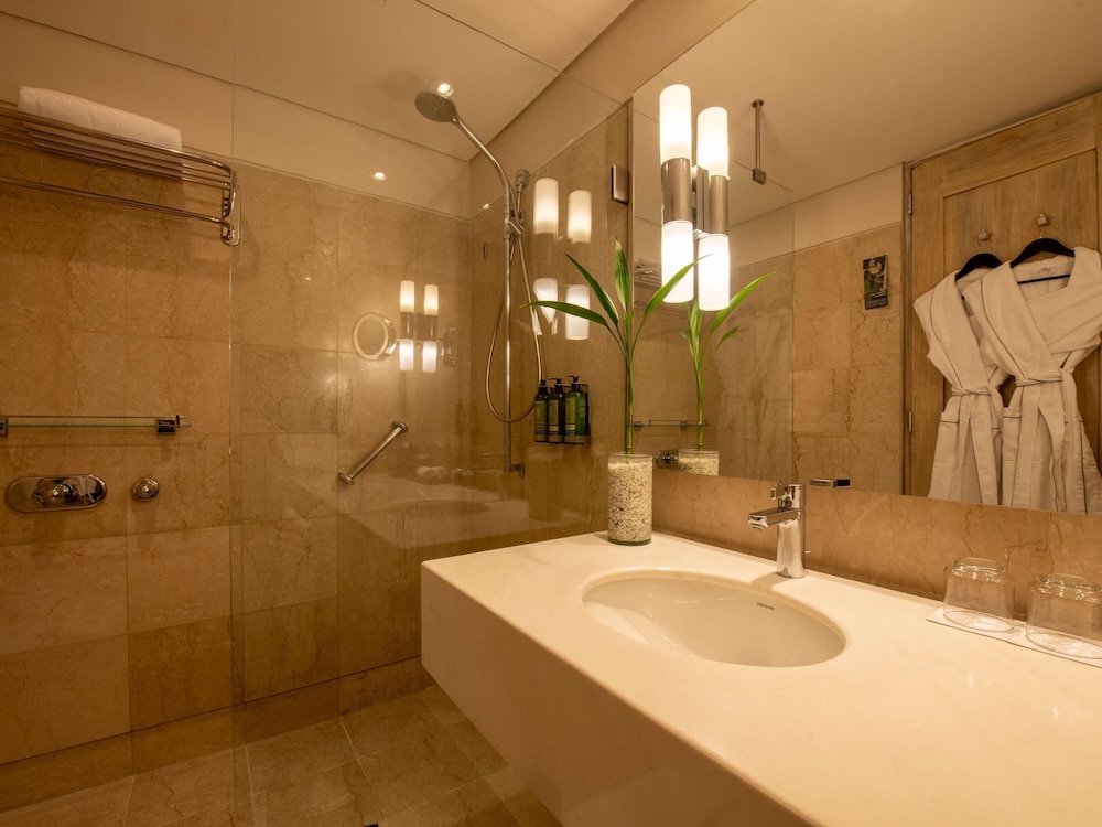 Habitación Superior con 2 camas individuales, balcón y vistas a la piscina del hotel Sofitel Legend Santa Clara Cartagena. Foto 9