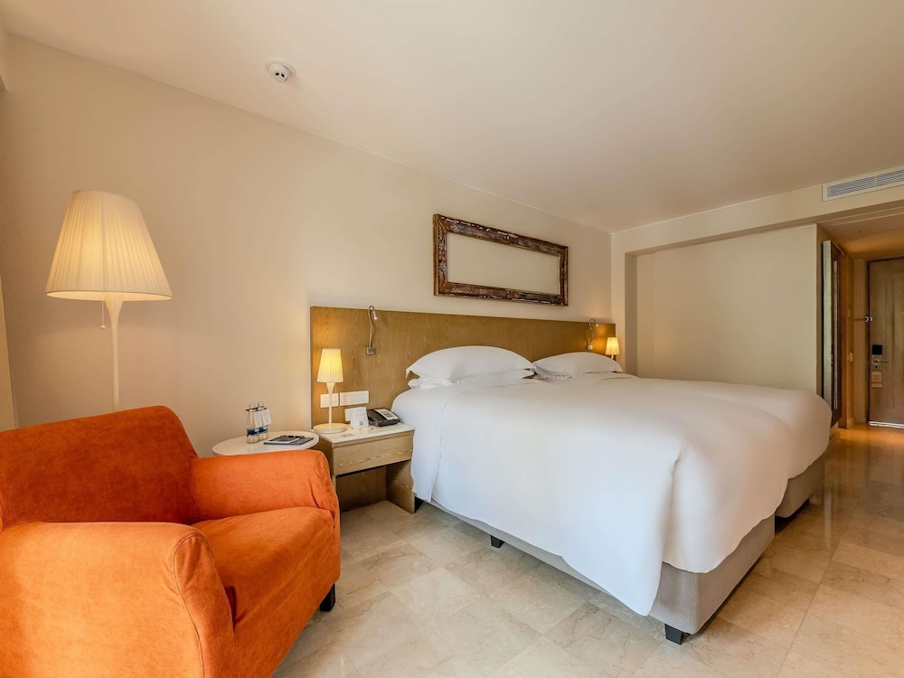 Habitación Superior con 2 camas individuales, balcón y vistas a la piscina del hotel Sofitel Legend Santa Clara Cartagena. Foto 12