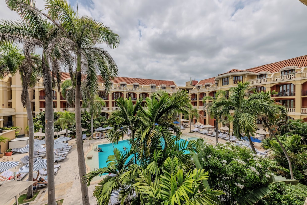 Habitación Superior con 2 camas individuales, balcón y vistas a la piscina del hotel Sofitel Legend Santa Clara Cartagena. Foto 14