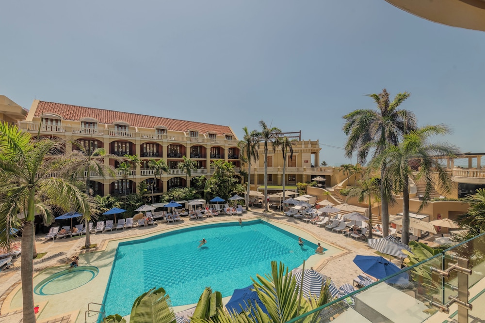 Habitación Superior con 2 camas individuales, balcón y vistas a la piscina del hotel Sofitel Legend Santa Clara Cartagena. Foto 16