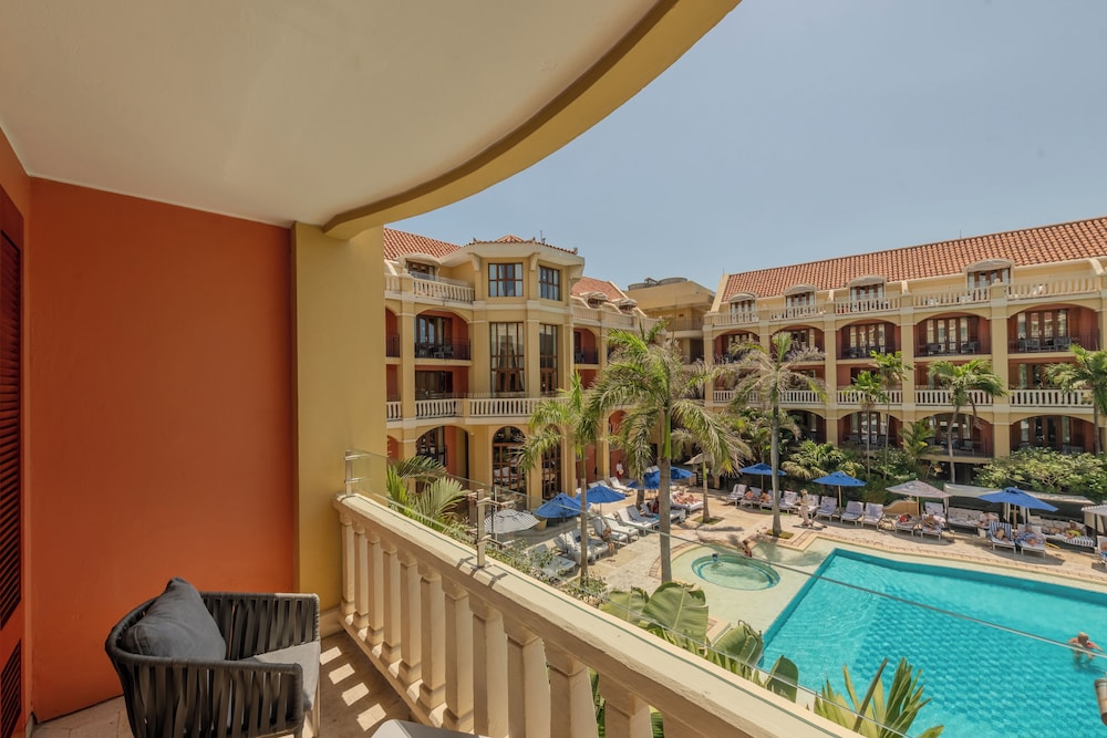 Habitación Superior con 2 camas individuales, balcón y vistas a la piscina del hotel Sofitel Legend Santa Clara Cartagena. Foto 20