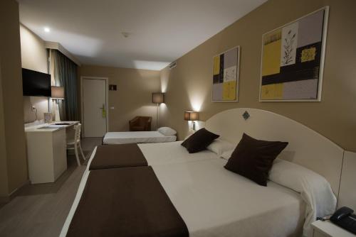 Habitación Triple del hotel Sercotel Torico Plaza. Foto 2