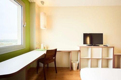 Habitación Triple del hotel Travelodge BCN Cornella Fira. Foto 3