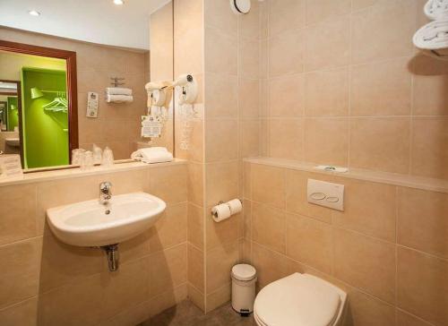 Habitación Triple del hotel Travelodge BCN Cornella Fira. Foto 5