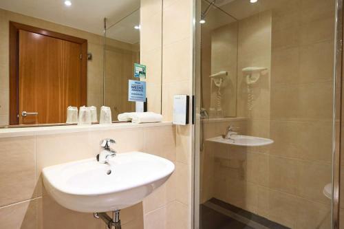 Habitación Doble - 2 camas del hotel Travelodge BCN Cornella Fira. Foto 7