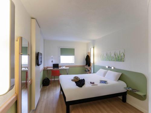 Habitación Doble del hotel Ibis Budget Valencia Aeropuerto. Foto 8