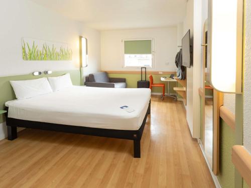 Habitación Familiar con 1 cama doble y 1 cama individual del hotel Ibis Budget Valencia Aeropuerto. Foto 1
