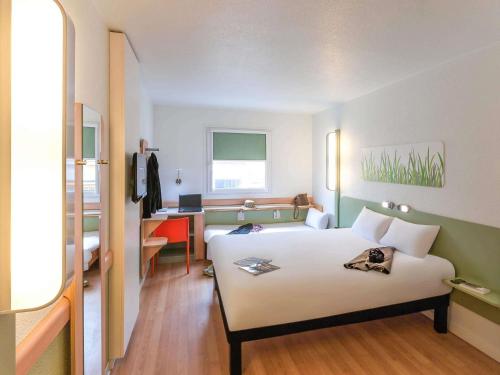 Habitación Familiar con 1 cama doble y 1 cama individual del hotel Ibis Budget Valencia Aeropuerto. Foto 2