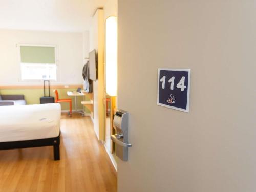 Habitación Familiar con 1 cama doble y 1 cama individual del hotel Ibis Budget Valencia Aeropuerto. Foto 3