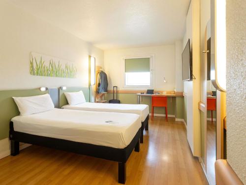 Habitación Doble - 2 camas del hotel Ibis Budget Valencia Aeropuerto. Foto 1