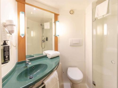 Habitación Doble - 2 camas del hotel Ibis Budget Valencia Aeropuerto. Foto 4