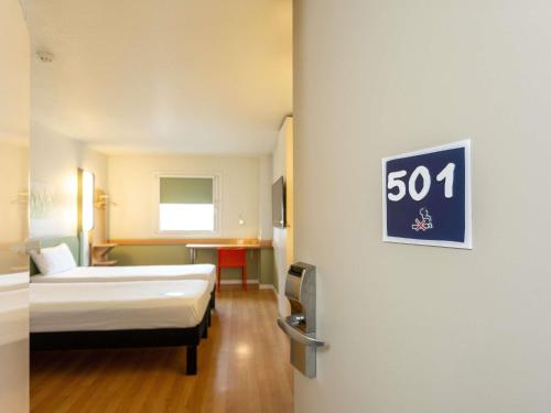 Habitación Doble - 2 camas del hotel Ibis Budget Valencia Aeropuerto. Foto 5