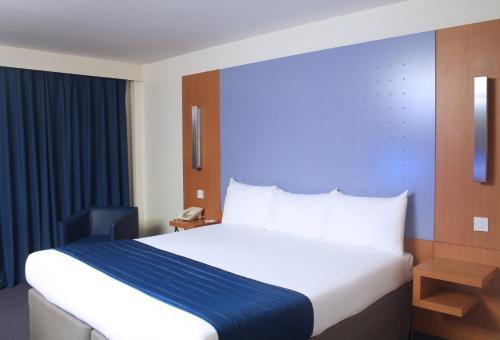 Habitación Doble adaptada para personas con movilidad reducida del hotel Ramada By Wyndham London North M1