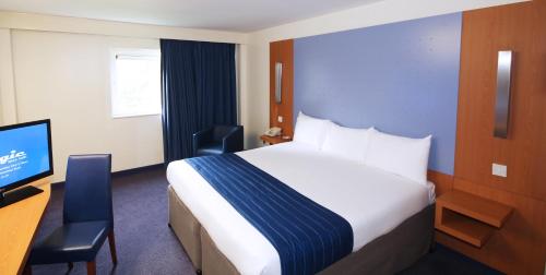Habitación Doble adaptada para personas con movilidad reducida del hotel Ramada By Wyndham London North M1. Foto 1