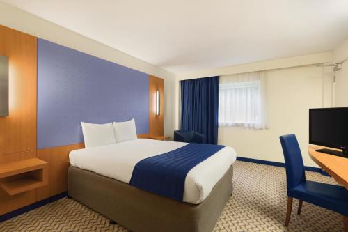 Habitación Doble adaptada para personas con movilidad reducida del hotel Ramada By Wyndham London North M1. Foto 4