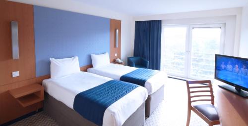 Habitación Doble - 2 camas del hotel Ramada By Wyndham London North M1. Foto 1