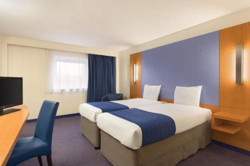 Habitación Doble - 2 camas del hotel Ramada By Wyndham London North M1. Foto 2