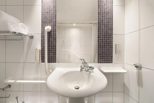 Habitación Triple del hotel Ramada By Wyndham London North M1. Foto 4