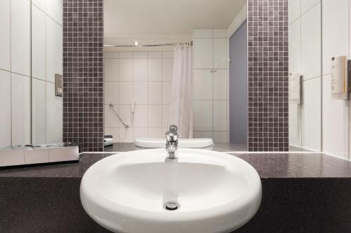 Habitación Triple del hotel Ramada By Wyndham London North M1. Foto 5