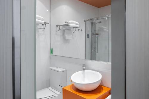 Habitación Triple del hotel Petit Palace Plaza Málaga. Foto 1