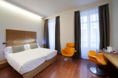Habitación cuádruple del hotel Petit Palace Plaza Málaga. Foto 5