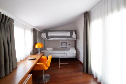 Habitación cuádruple del hotel Petit Palace Plaza Málaga. Foto 9