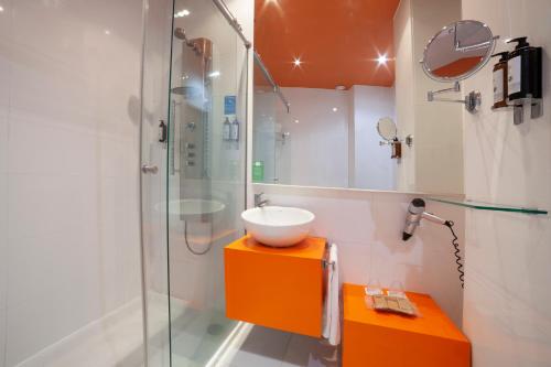 Habitación cuádruple del hotel Petit Palace Plaza Málaga. Foto 10