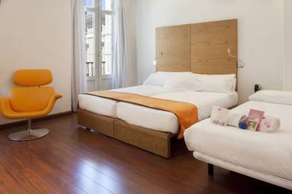 Habitación triple del hotel Petit Palace Plaza Málaga. Foto 1