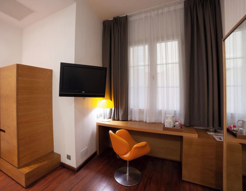 Habitación básica doble (Patio Interior) del hotel Petit Palace Plaza Málaga. Foto 4
