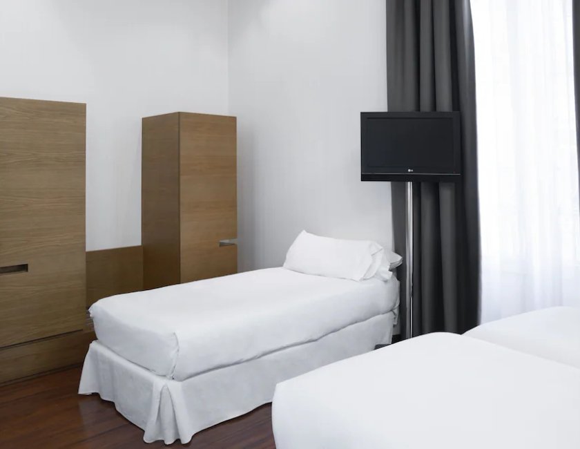 Habitación Triple del hotel Petit Palace Plaza Málaga. Foto 1
