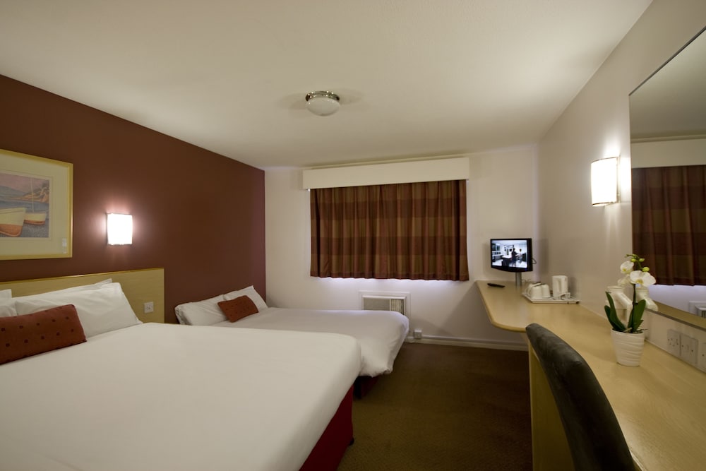 Habitación familiar (1 Full, 1 Twin & 1 Pullout Beds) del hotel Days Inn London Stansted Airport