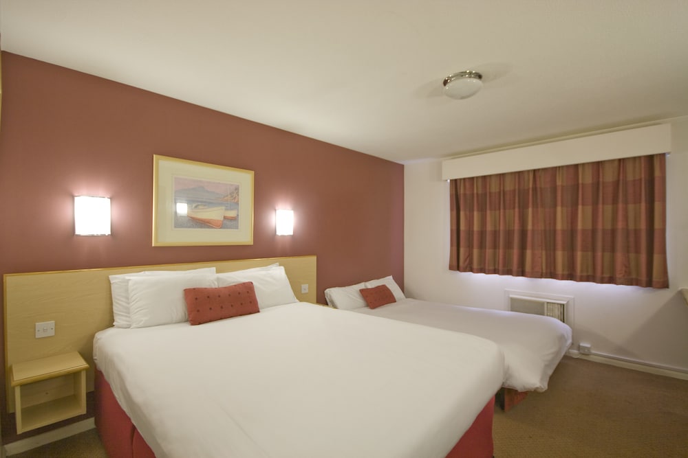 Habitación familiar (1 Full, 1 Twin & 1 Pullout Beds) del hotel Days Inn London Stansted Airport. Foto 2