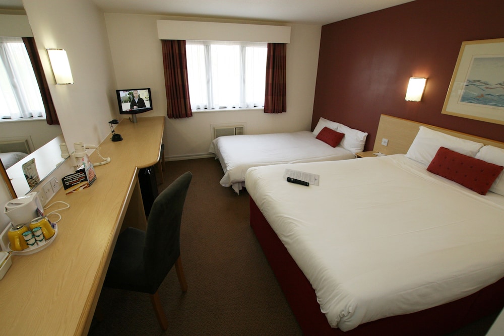 Habitación familiar (1 Full, 1 Twin & 1 Pullout Beds) del hotel Days Inn London Stansted Airport. Foto 3