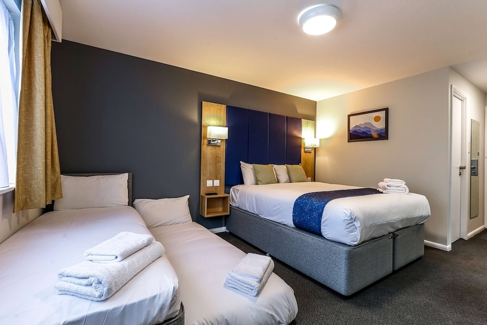 Habitación familiar (1 Full, 1 Twin & 1 Pullout Beds) del hotel Days Inn London Stansted Airport. Foto 4