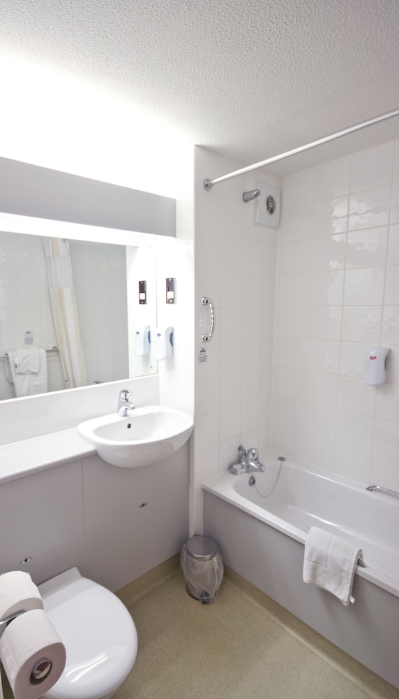 Habitación familiar (1 Full, 1 Twin & 1 Pullout Beds) del hotel Days Inn London Stansted Airport. Foto 5