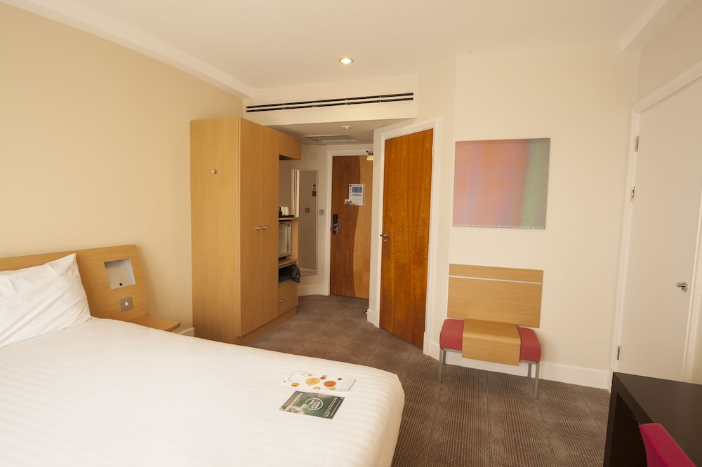 Habitación Estándar con cama Queen + sofá cama del hotel Novotel Cardiff Centre. Foto 1